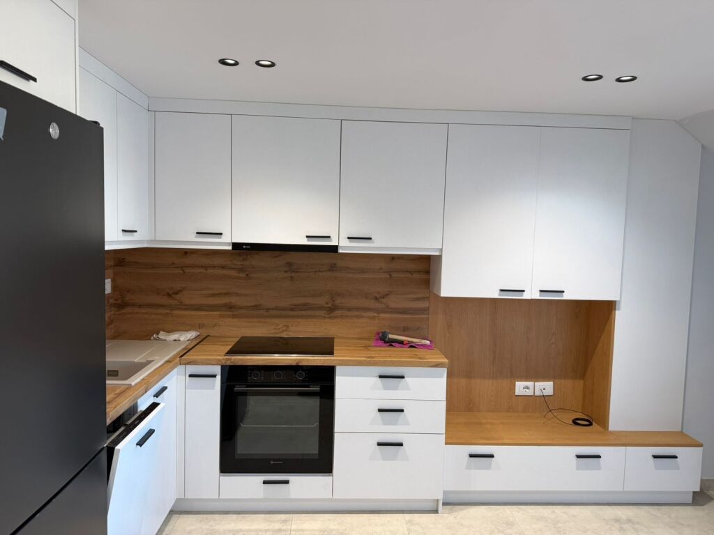 🏡 Shitet Apartament 1+1 📍 Rruga Ali Demi, pranë Tregut të Ri Elektrik – Tiranë