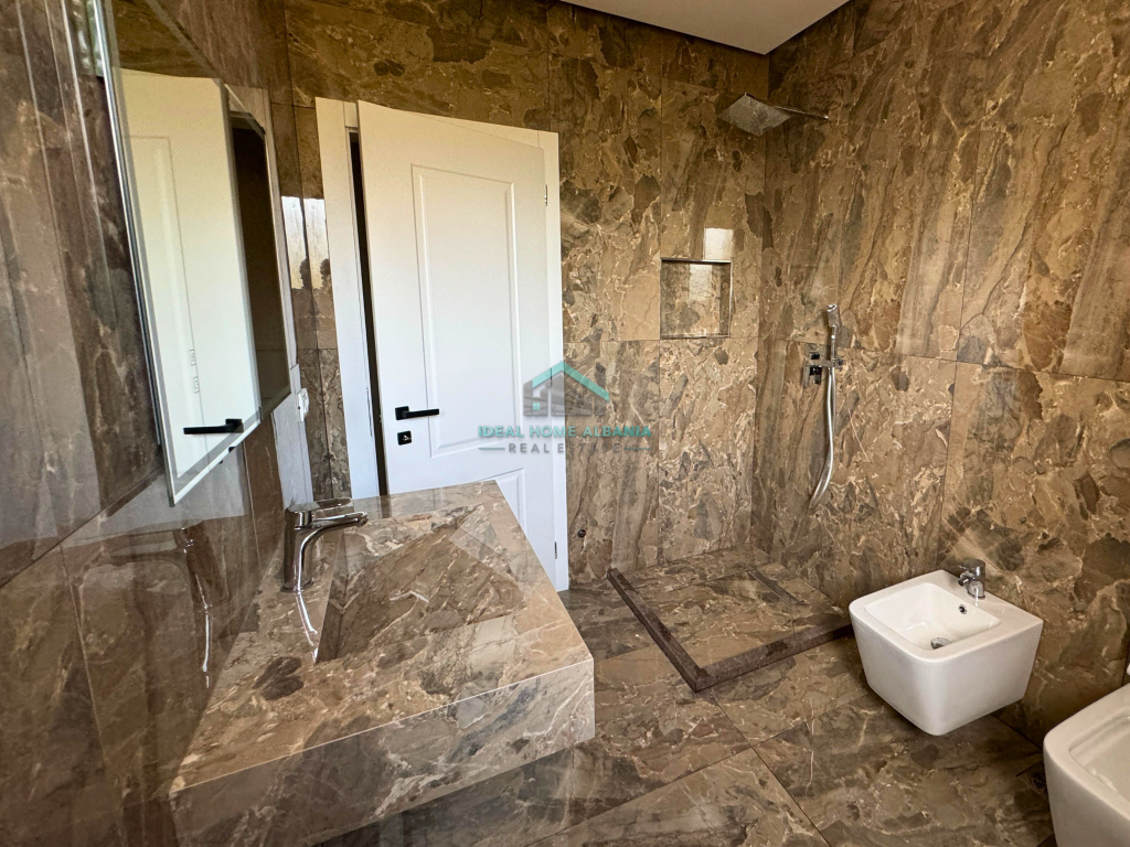 Shitet Apartament 2+1+1 me Ballkon &amp; Garazh – Uje I Ftohte, Vlore