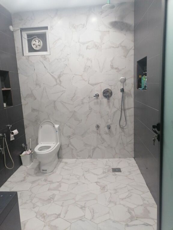 Tek Komuna Parisit ne hyrje jepet me qera apartament 1+1 !