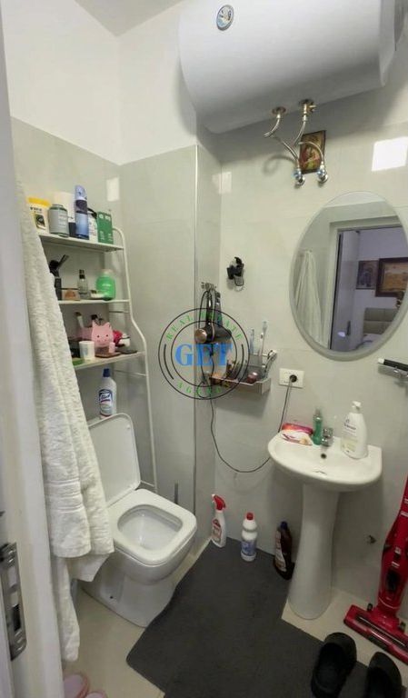 Shitet Njësi e Konvertuar në 1+1 | Plazh,Durrës  Ofrohet për shitje njësi e konvertuar në apartament 1+1, e pozicionuar në një zonë shumë të preferuar Ne Plazh,Durrës ideale për banim ose investim.  Detaje mbi pronën: • Sipërfaqe në certifikatë: 27 m² • 1 dhomë ndenjeje + kuzhinë • 1 dhome gjumi • 1 tualet • Kati i 1  Specifikime të tjera: • Ambient i vogël dhe praktik • Ndriçim natyral i mirë • E mobiluar • Akses i lehtë në hyrje/dalje të objektit • Zonë e frekuentuar në sezon veror • E përshtatshme për 1–2 persona • Mundësi përdorimi për banim të përkohshëm ose qira ditore  Për më shumë informacion ose një vizitë në pronë na kontaktoni: