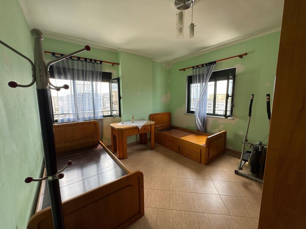 Shitet Apartament 3+1+2+2 ballkone Okazion