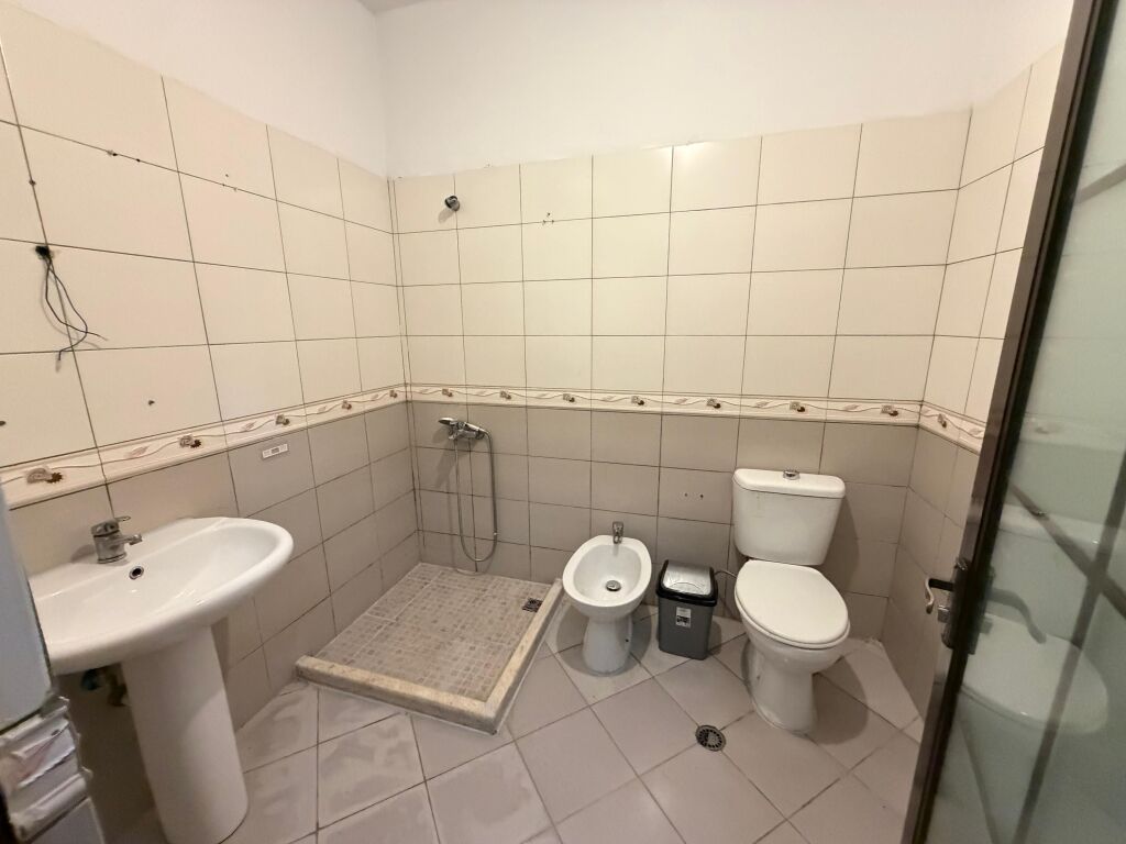 Jepet me qira 1+1. 400€. Stacioni i Trenit. Tirane
