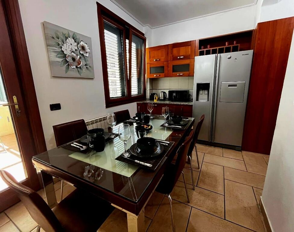 Apartament per Qira 2+1+2 prane Sfinks ne Vollga Durres