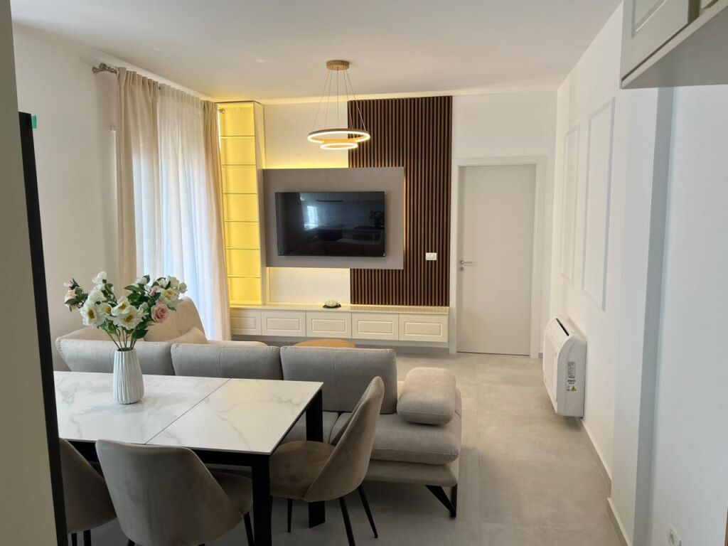 🏢Pak minuta larg“Shkolles se Kuqe”,jepet me qera apartament,2+1+2,i sapo mobiluar.1,000,000Leke