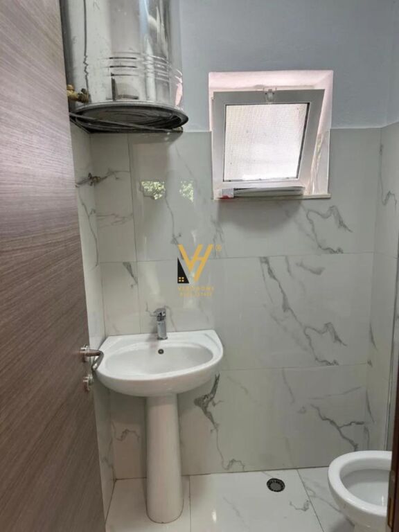 JEPET DYQAN 31 M2 ME QIRA TE RRUGA E ELBASANIT 40.000 LEKE