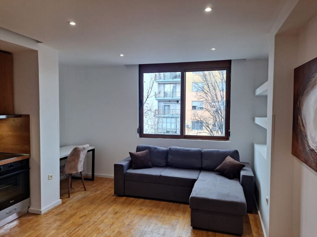🏢Rruga Ferit Xhajko prane Tirana Bank,jepet me qera apartament 2+1 i mobiluar.55,000 Leke