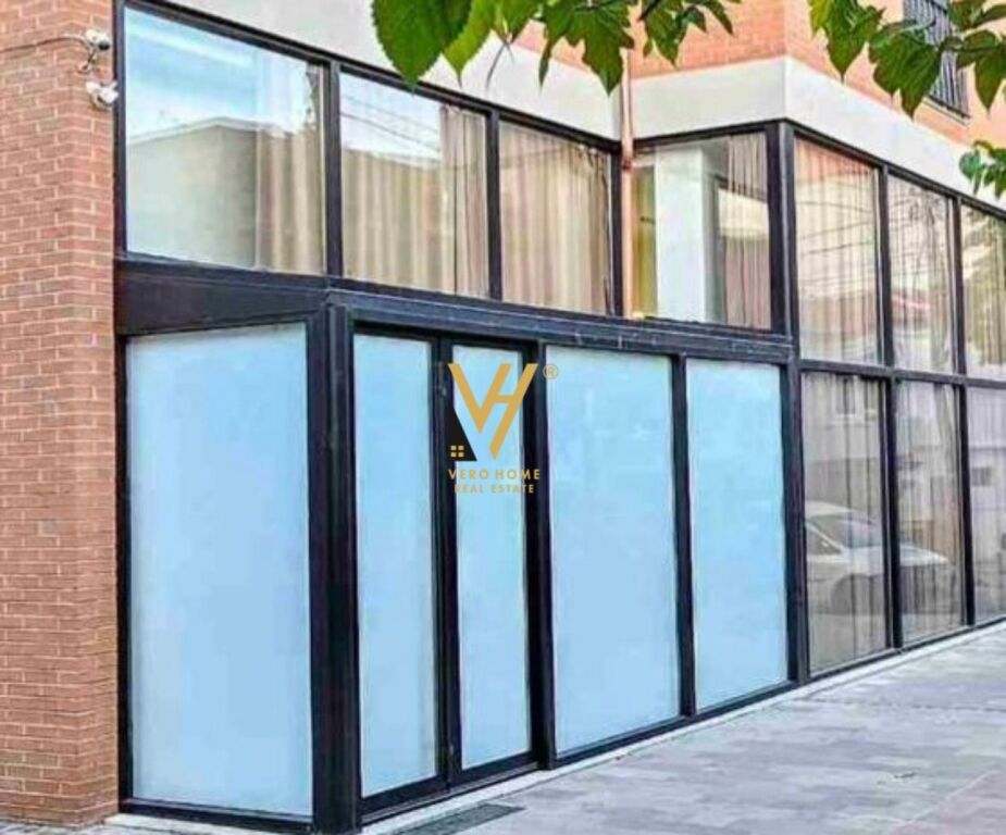JEPET AMBIENT BIZNESI 44 M2 ME QIRA TE RR.QEMAL STAFA 60.000 LEKE