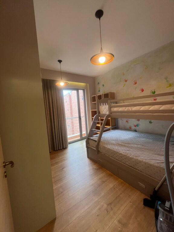 APARTAMENT 2+1 PER QERA NE KINOSTUDIO