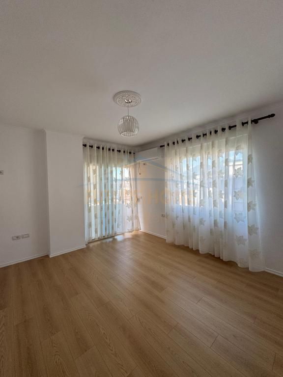 Shitet, Apartament 2+1, Fresk