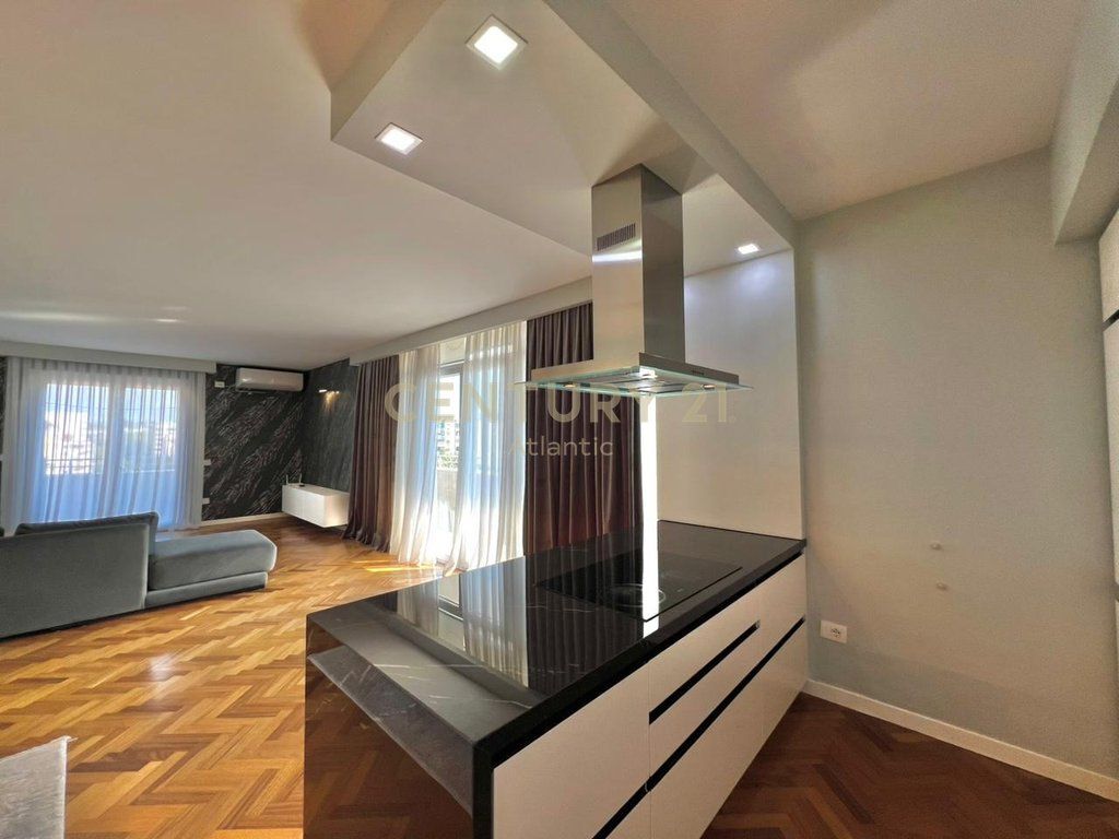 EXCLUSIVE ! SHITET APARTAMET LUXURY 2+1+2 TUALETE + 80M2 VERANDE DHE 1 GARAZHD NE PLAZH ILIRIA DURRES !