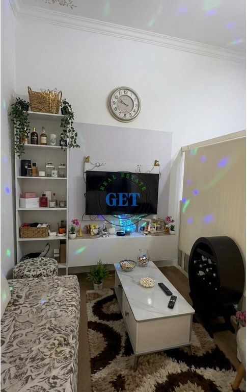 Shitet Njësi e Konvertuar në 1+1 | Plazh,Durrës  Ofrohet për shitje njësi e konvertuar në apartament 1+1, e pozicionuar në një zonë shumë të preferuar Ne Plazh,Durrës ideale për banim ose investim.  Detaje mbi pronën: • Sipërfaqe në certifikatë: 27 m² • 1 dhomë ndenjeje + kuzhinë • 1 dhome gjumi • 1 tualet • Kati i 1  Specifikime të tjera: • Ambient i vogël dhe praktik • Ndriçim natyral i mirë • E mobiluar • Akses i lehtë në hyrje/dalje të objektit • Zonë e frekuentuar në sezon veror • E përshtatshme për 1–2 persona • Mundësi përdorimi për banim të përkohshëm ose qira ditore  Për më shumë informacion ose një vizitë në pronë na kontaktoni: