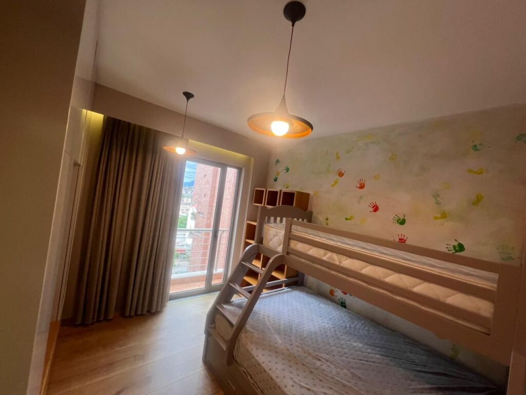 APARTAMENT 2+1 PER QERA NE KINOSTUDIO