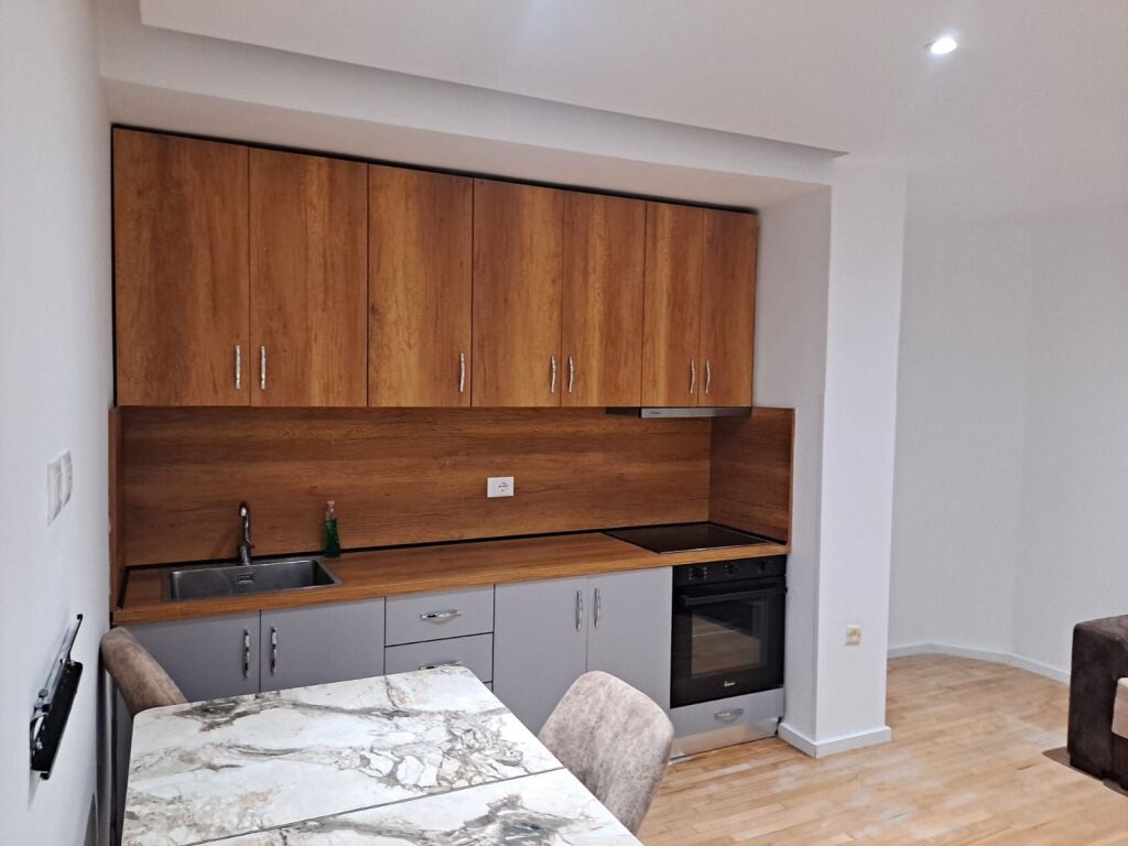 🏢Rruga Ferit Xhajko prane Tirana Bank,jepet me qera apartament 2+1 i mobiluar.55,000 Leke
