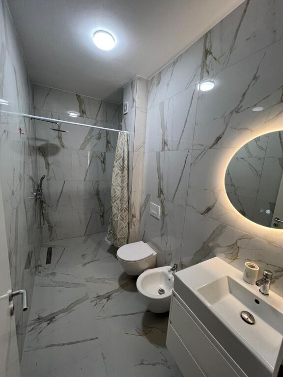🏢Pak minuta larg“Shkolles se Kuqe”,jepet me qera apartament,2+1+2,i sapo mobiluar.1,000,000Leke
