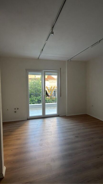 OFFICE 135 M2 FOR RENT AT PAZARI I RI 1,500 EURO