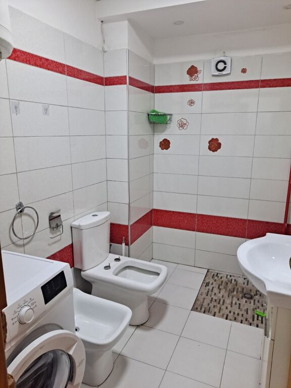 🏢Rruga Ferit Xhajko prane Tirana Bank,jepet me qera apartament 2+1 i mobiluar.55,000 Leke