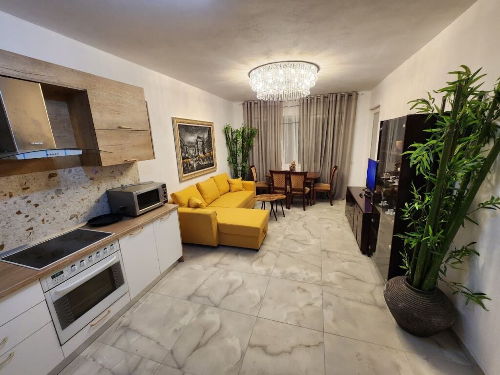 Jepet me qera Apartamenti 2+1+ Garazh , Univers City 450 mije leke