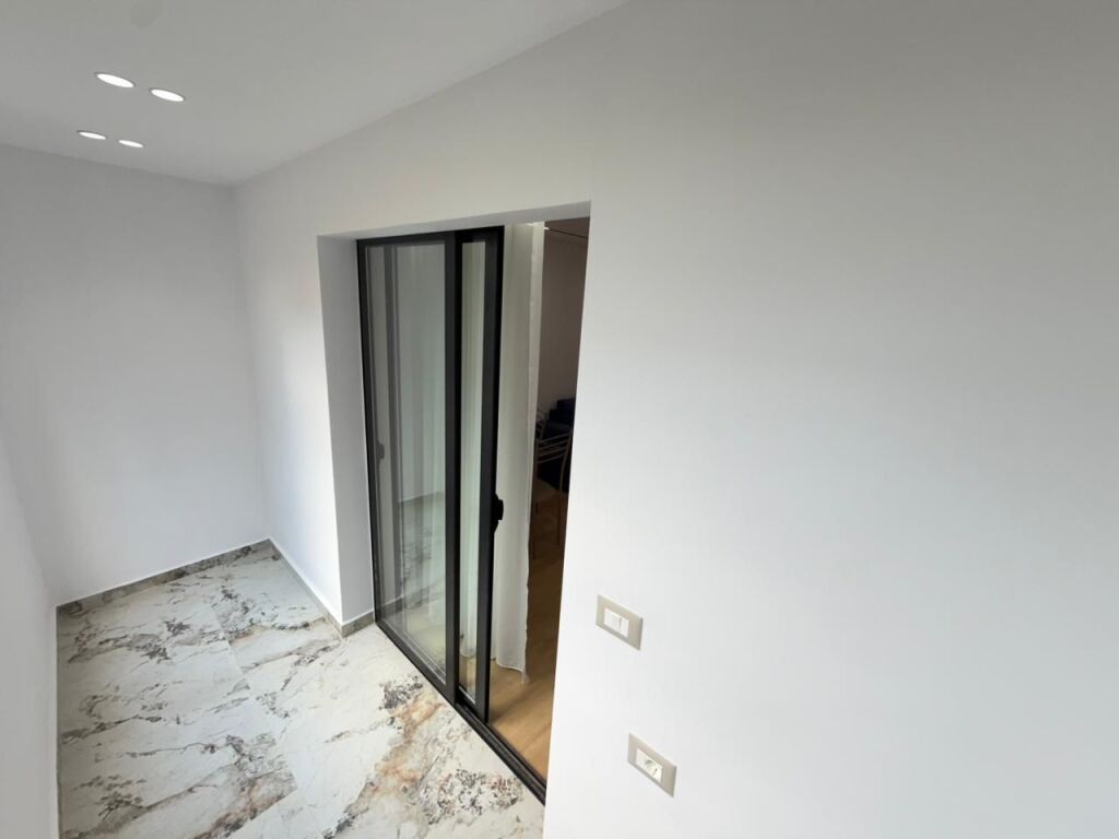 🏡 Shitet Super Apartament 1+1  📍 Tek Shkolla e Baletit, përballë Urës së Tabakëve📄 Me hipotekë, mundësi blerje me kredi
