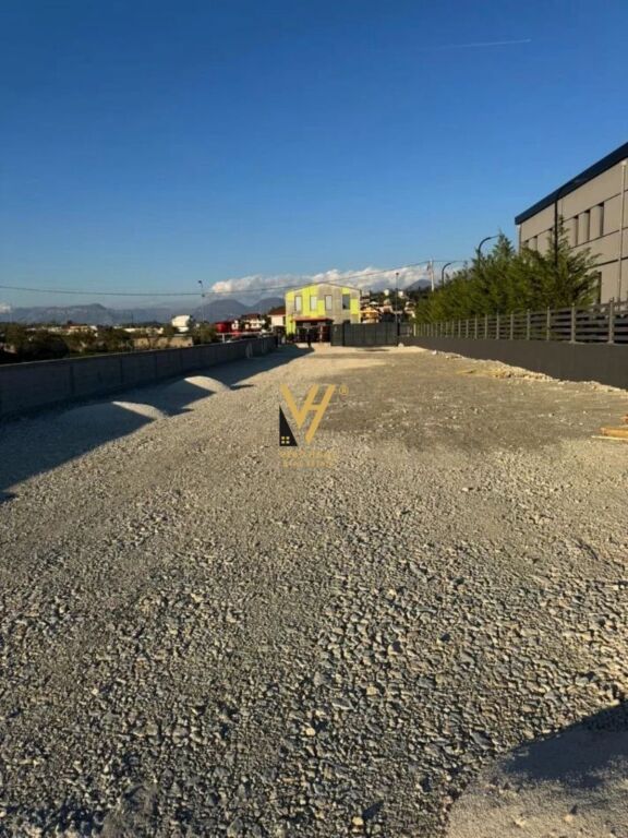 JEPET TRUALL 1.350 M2 ME QIRA NE VAQARR 900 EURO