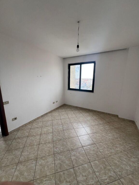 🏡 Jepet me qera, Apartament 2+1 + 2 Ballkone, Pranë Stadiumit – Durrës.