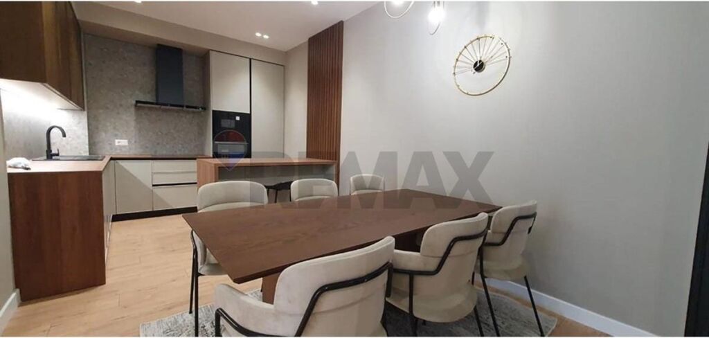 Apartament - Për Qira - Kopshti Botanik, Tiranë