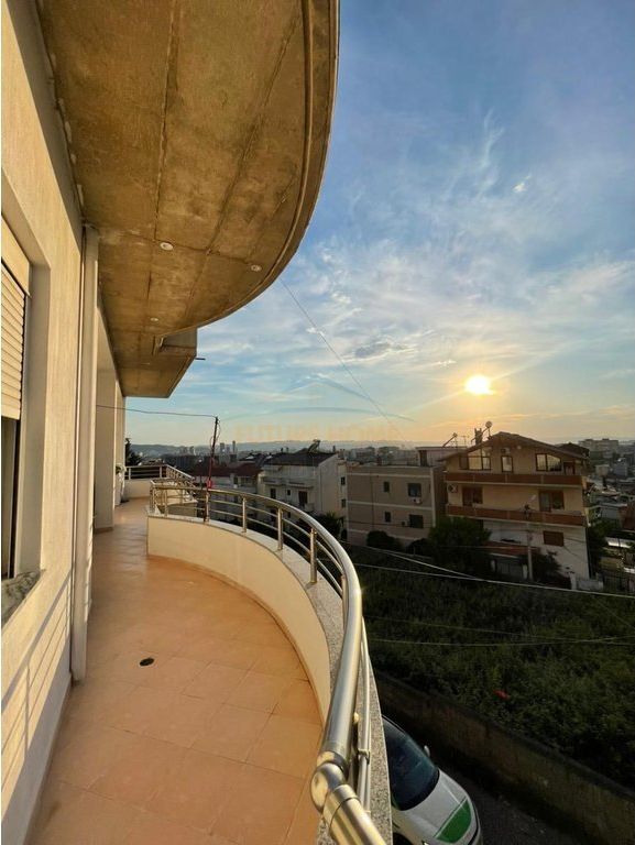 Qera, Apartament 2+1+2+Ballkon+Post Parkimi, Kodra e Priftit.