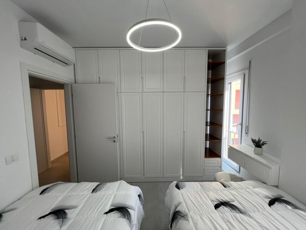 🏢Pak minuta larg“Shkolles se Kuqe”,jepet me qera apartament,2+1+2,i sapo mobiluar.1,000,000Leke