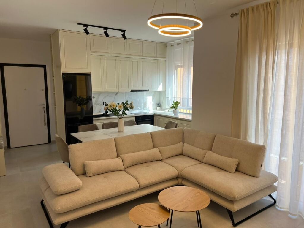 🏢Pak minuta larg“Shkolles se Kuqe”,jepet me qera apartament,2+1+2,i sapo mobiluar.1,000,000Leke