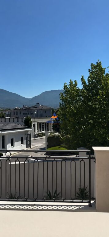 SHITET VILË 2 KATESHE "NË ROLLING HILLS 2, TIRANË" 1.800.000 EURO