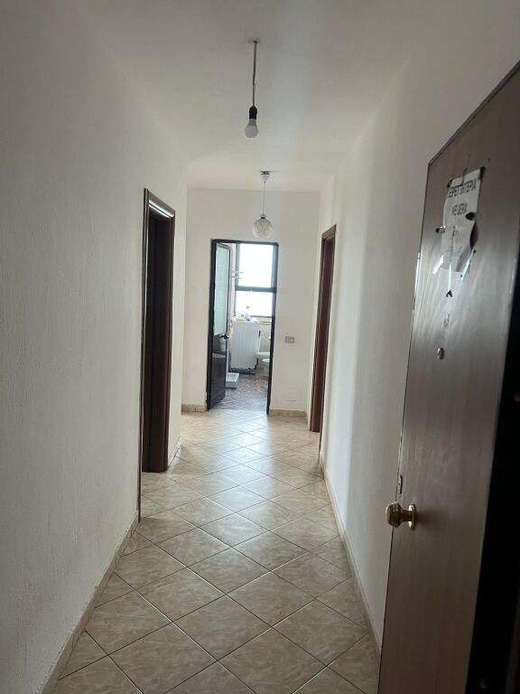 🏡 Jepet me qera, Apartament 2+1 + 2 Ballkone, Pranë Stadiumit – Durrës.