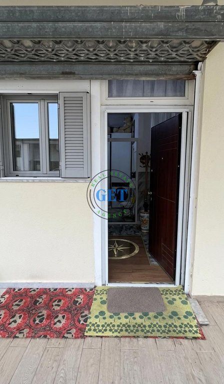 Shitet Njësi e Konvertuar në 1+1 | Plazh,Durrës  Ofrohet për shitje njësi e konvertuar në apartament 1+1, e pozicionuar në një zonë shumë të preferuar Ne Plazh,Durrës ideale për banim ose investim.  Detaje mbi pronën: • Sipërfaqe në certifikatë: 27 m² • 1 dhomë ndenjeje + kuzhinë • 1 dhome gjumi • 1 tualet • Kati i 1  Specifikime të tjera: • Ambient i vogël dhe praktik • Ndriçim natyral i mirë • E mobiluar • Akses i lehtë në hyrje/dalje të objektit • Zonë e frekuentuar në sezon veror • E përshtatshme për 1–2 persona • Mundësi përdorimi për banim të përkohshëm ose qira ditore  Për më shumë informacion ose një vizitë në pronë na kontaktoni: