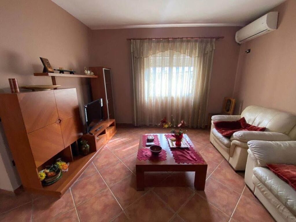 🏡 Jepet me qera apartament 3+1 📍 Përballë gjimnazit “Ismail Qemali”!