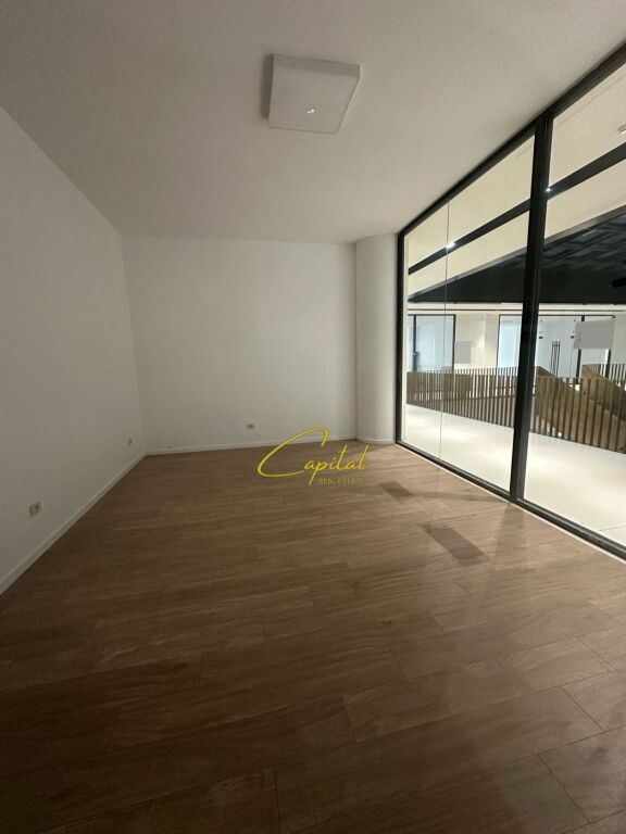 LOCALE COMMERCIALE IN AFFITTO 30 M2 VIA MINE PEZA 75.000 LEKE