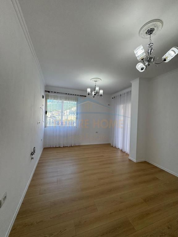 Shitet, Apartament 2+1, Fresk