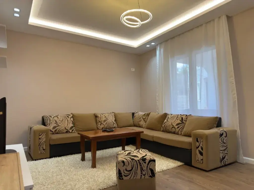Qera | Shtëpi private 1 + 1 | Shkozë | 300 €/muaj