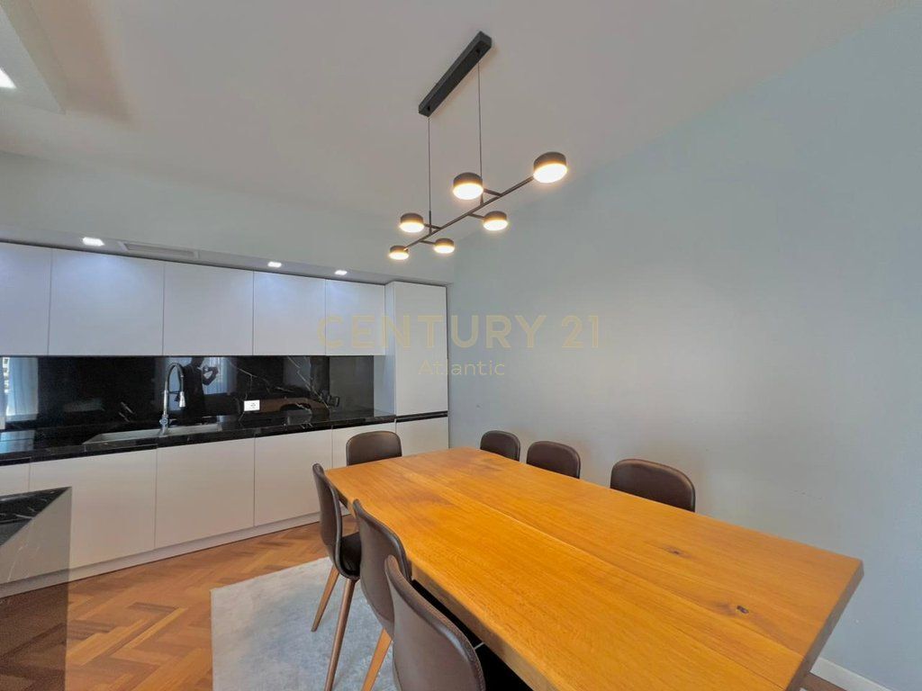 EXCLUSIVE ! SHITET APARTAMET LUXURY 2+1+2 TUALETE + 80M2 VERANDE DHE 1 GARAZHD NE PLAZH ILIRIA DURRES !