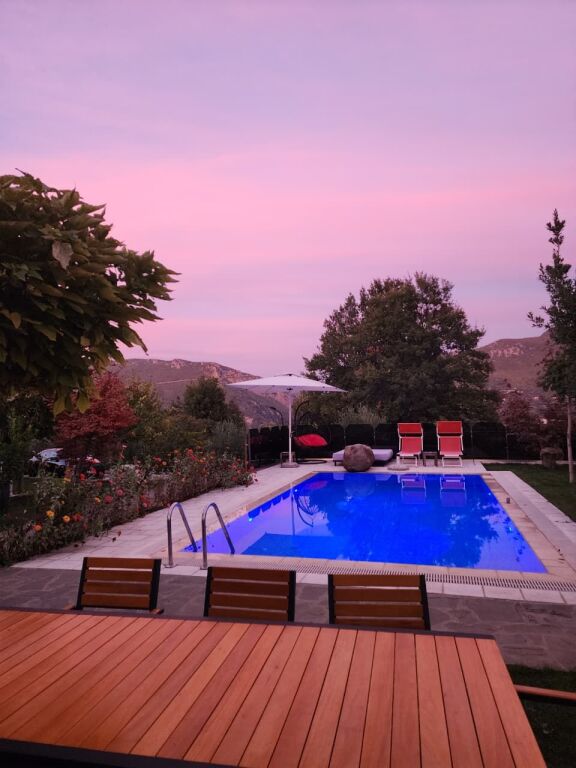 🛕SHITET:️ Vilë Magjike ✨ e Vetmja në Llojin e Saj e Dal Ndonjëherë në Treg me 5400 m² Truall dhe 300 m² Ndërtim📍( BËRZHITË - IBË ) Me Pishinë BLU 🔵