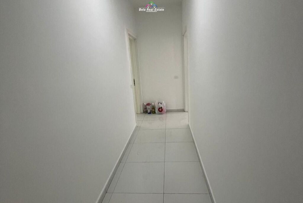 Zyre Me Qera Tek Komuna e Parisit (ID BZ2365) Tirane.