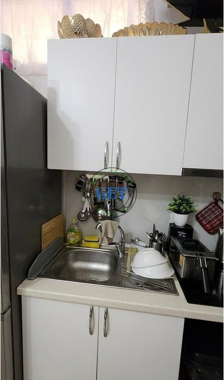 Shitet Njësi e Konvertuar në 1+1 | Plazh,Durrës  Ofrohet për shitje njësi e konvertuar në apartament 1+1, e pozicionuar në një zonë shumë të preferuar Ne Plazh,Durrës ideale për banim ose investim.  Detaje mbi pronën: • Sipërfaqe në certifikatë: 27 m² • 1 dhomë ndenjeje + kuzhinë • 1 dhome gjumi • 1 tualet • Kati i 1  Specifikime të tjera: • Ambient i vogël dhe praktik • Ndriçim natyral i mirë • E mobiluar • Akses i lehtë në hyrje/dalje të objektit • Zonë e frekuentuar në sezon veror • E përshtatshme për 1–2 persona • Mundësi përdorimi për banim të përkohshëm ose qira ditore  Për më shumë informacion ose një vizitë në pronë na kontaktoni: