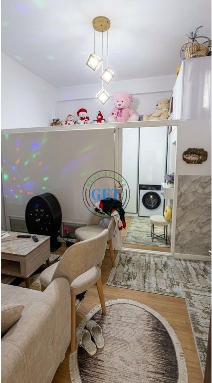 Shitet Njësi e Konvertuar në 1+1 | Plazh,Durrës  Ofrohet për shitje njësi e konvertuar në apartament 1+1, e pozicionuar në një zonë shumë të preferuar Ne Plazh,Durrës ideale për banim ose investim.  Detaje mbi pronën: • Sipërfaqe në certifikatë: 27 m² • 1 dhomë ndenjeje + kuzhinë • 1 dhome gjumi • 1 tualet • Kati i 1  Specifikime të tjera: • Ambient i vogël dhe praktik • Ndriçim natyral i mirë • E mobiluar • Akses i lehtë në hyrje/dalje të objektit • Zonë e frekuentuar në sezon veror • E përshtatshme për 1–2 persona • Mundësi përdorimi për banim të përkohshëm ose qira ditore  Për më shumë informacion ose një vizitë në pronë na kontaktoni: