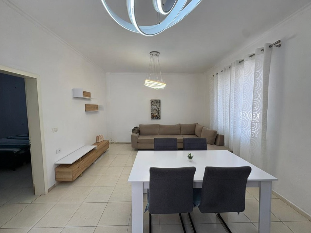 Jepet me qera shtëpi private 2+1 tek Bulevardi i Ri – pranë ish Stacionit të Trenit!