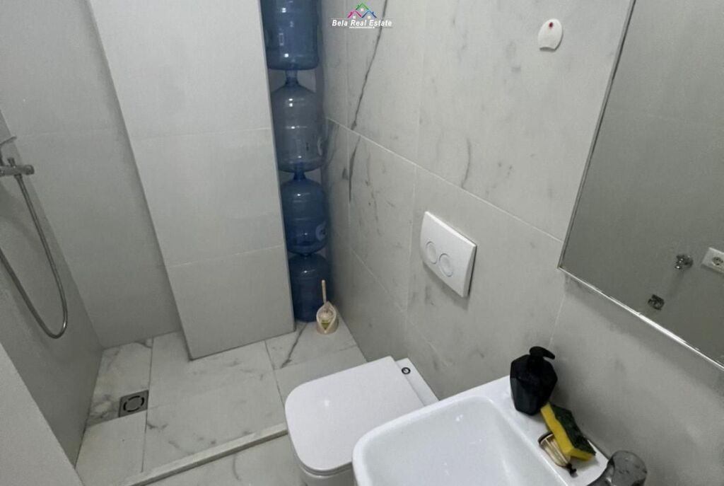 Zyre Me Qera Tek Komuna e Parisit (ID BZ2365) Tirane.