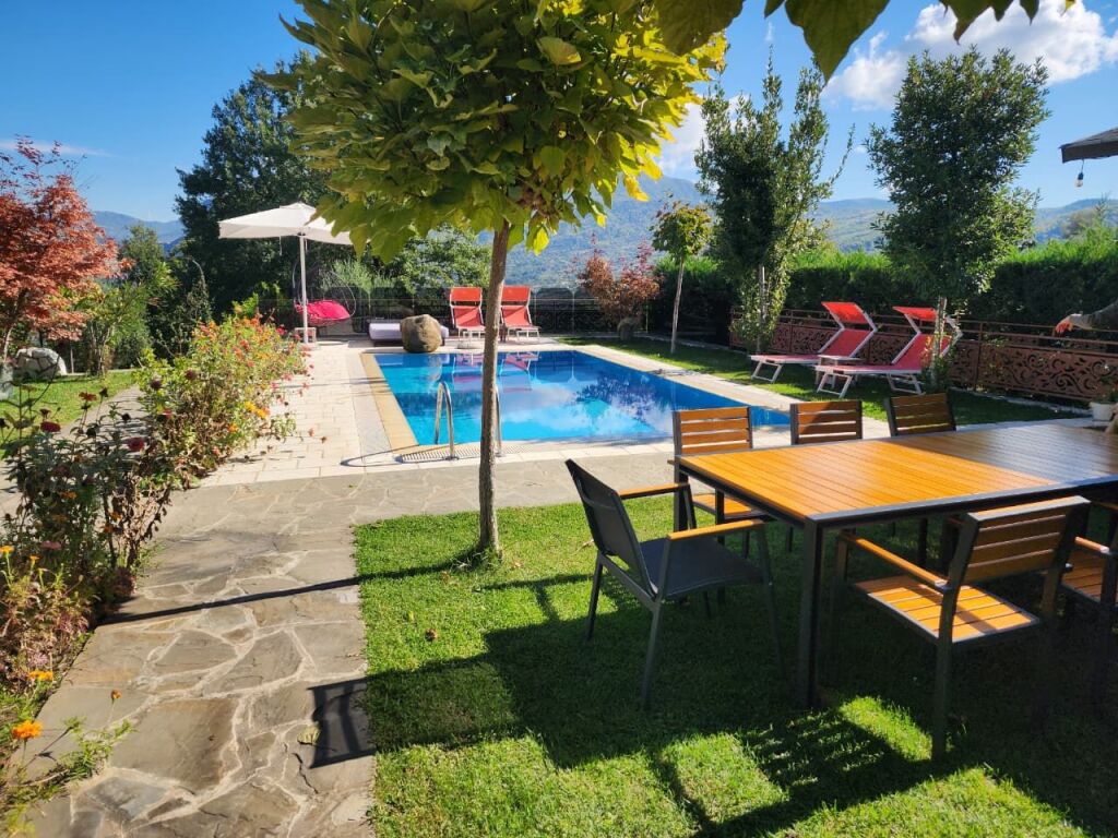 🛕SHITET:️ Vilë Magjike ✨ e Vetmja në Llojin e Saj e Dal Ndonjëherë në Treg me 5400 m² Truall dhe 300 m² Ndërtim📍( BËRZHITË - IBË ) Me Pishinë BLU 🔵