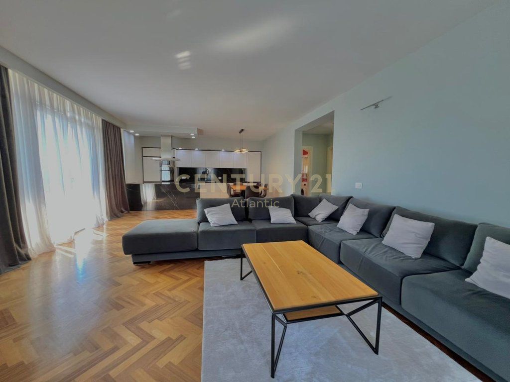 EXCLUSIVE ! SHITET APARTAMET LUXURY 2+1+2 TUALETE + 80M2 VERANDE DHE 1 GARAZHD NE PLAZH ILIRIA DURRES !