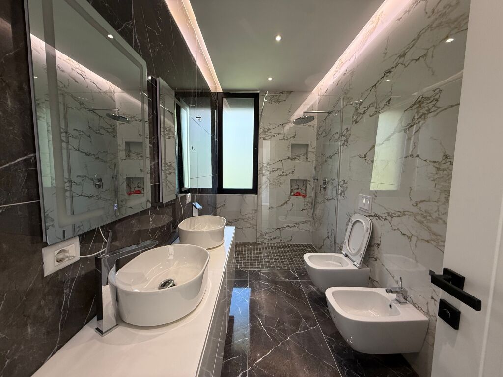 Jepet me qira vile premium tek liqeni i thate , Tirane