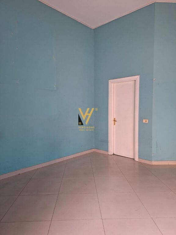SHOP FOR RENT 25 M2 AT KOMUNA PARISIT 50,000 LEKE
