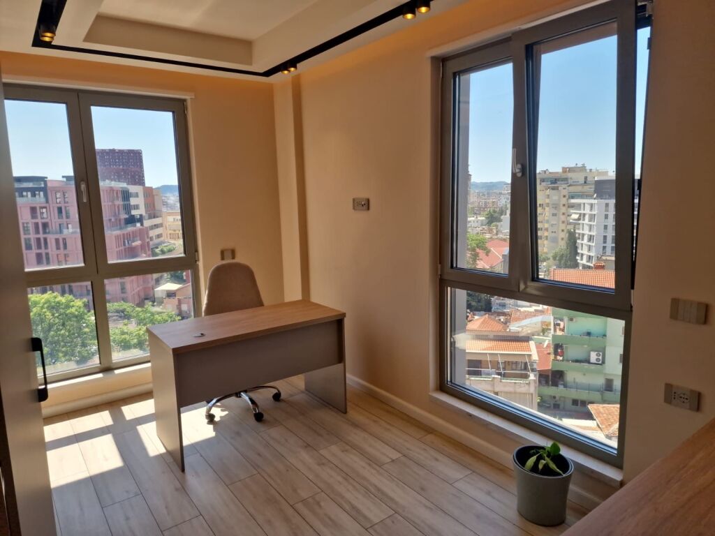 Jepet me qera ambjent lluksoz per zyra te Rruga e Kavajes !