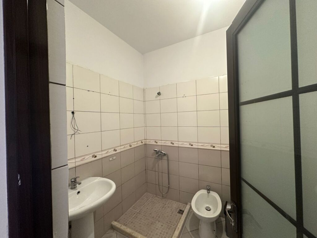 Jap me qera apartament 1+1 , Mbas spakut