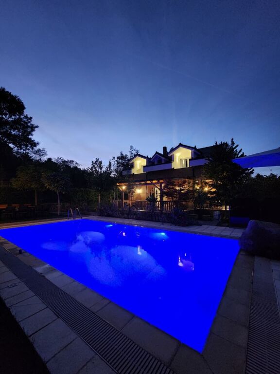 🛕SHITET:️ Vilë Magjike ✨ e Vetmja në Llojin e Saj e Dal Ndonjëherë në Treg me 5400 m² Truall dhe 300 m² Ndërtim📍( BËRZHITË - IBË ) Me Pishinë BLU 🔵