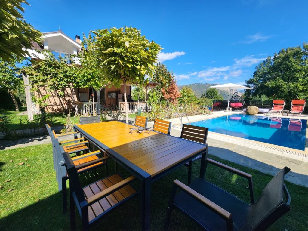 🛕SHITET:️ Vilë Magjike ✨ e Vetmja në Llojin e Saj e Dal Ndonjëherë në Treg me 5400 m² Truall dhe 300 m² Ndërtim📍( BËRZHITË - IBË ) Me Pishinë BLU 🔵